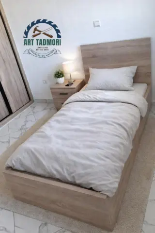 سرير خشبي أنيق بلون طبيعي هادئ ✨
