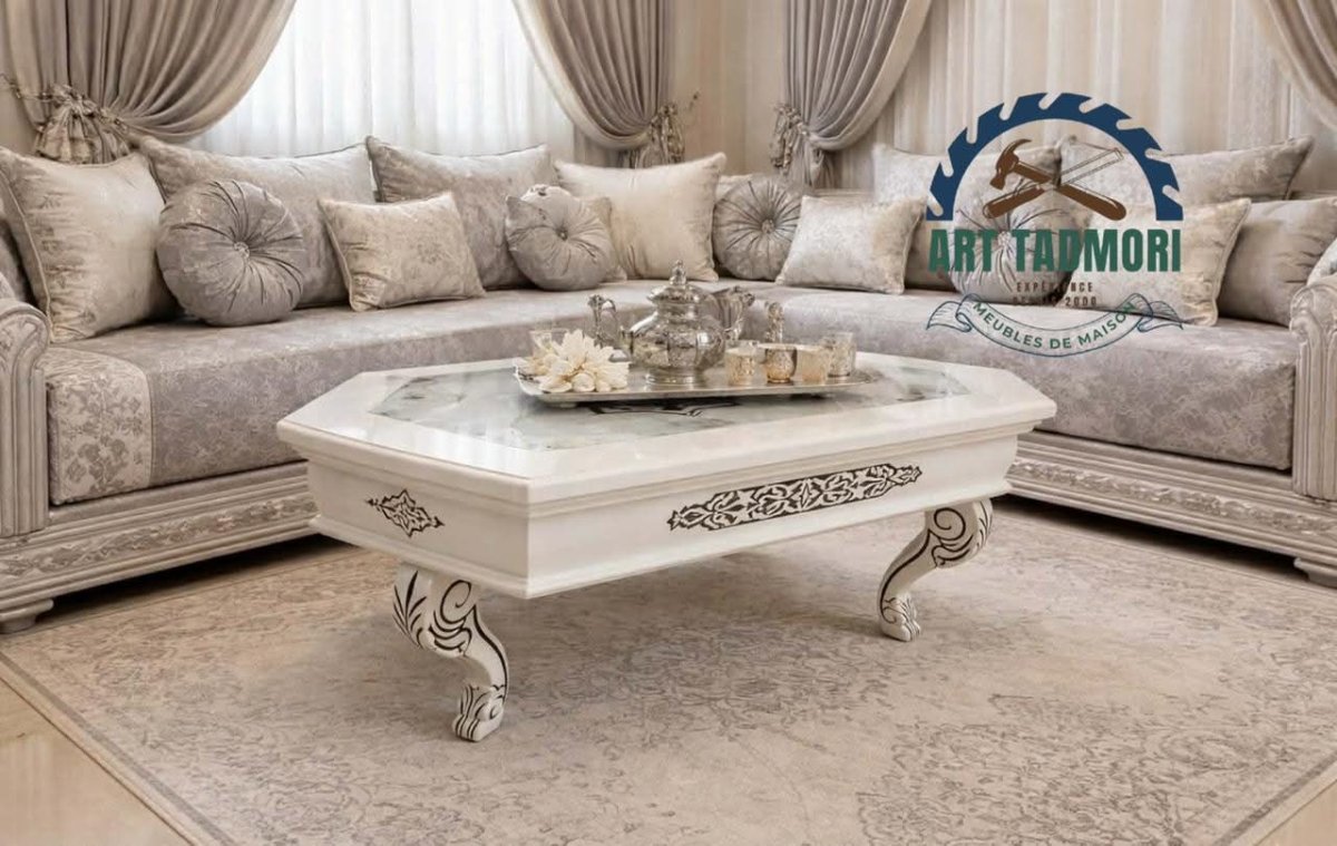 طاولة صالون فاخرة بتصميم راقٍ يجمع بين الأناقة الكلاسيكية واللمسات المغربية الأصيلة ✨