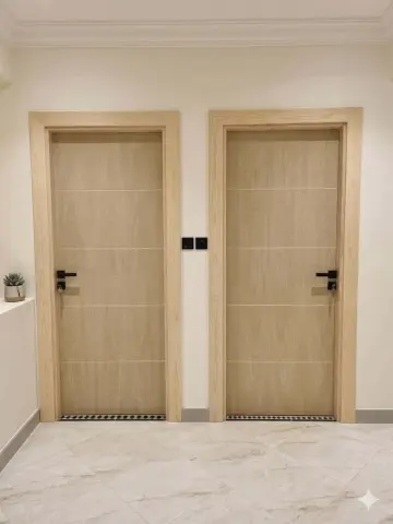 باب داخلي خشبي فاخر بتصميم عصري وأنيق